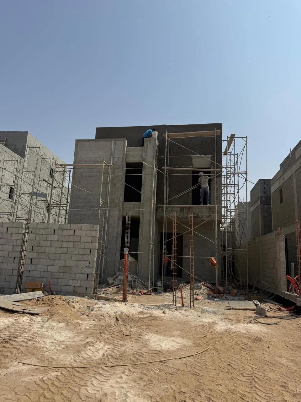 أعمال التشطيب واللياسة الخارجية لواجهات المباني